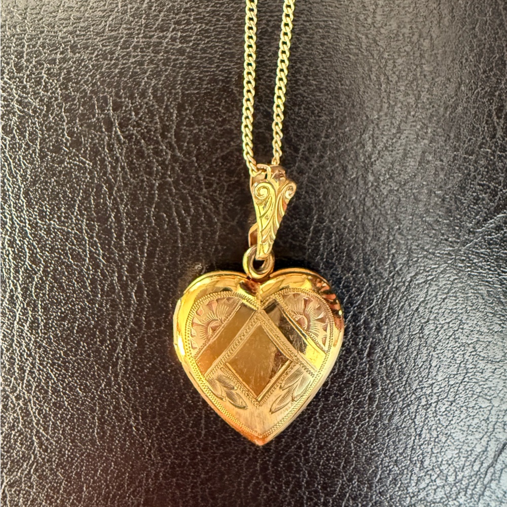 Vintage Gold Plated Heart Locket 9.5 “ chain